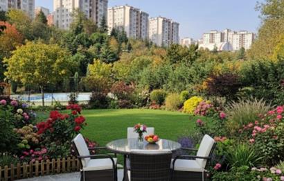 BAŞAKŞEHİR SALKIM KONAKLARINDA DOĞA İLE İÇ İÇE SATILIK TRİPLEKS VİLLA