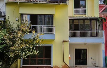 BAŞAKŞEHİR SALKIM KONAKLARINDA DOĞA İLE İÇ İÇE SATILIK TRİPLEKS VİLLA