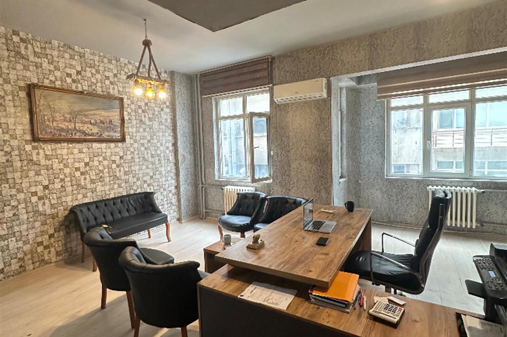 İstiklal Caddesinde Yüksek Tabela Değerli 45m² Satılık Ofis