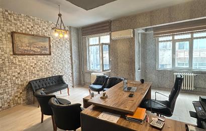 İstiklal Caddesinde Yüksek Tabela Değerli 45m² Satılık Ofis