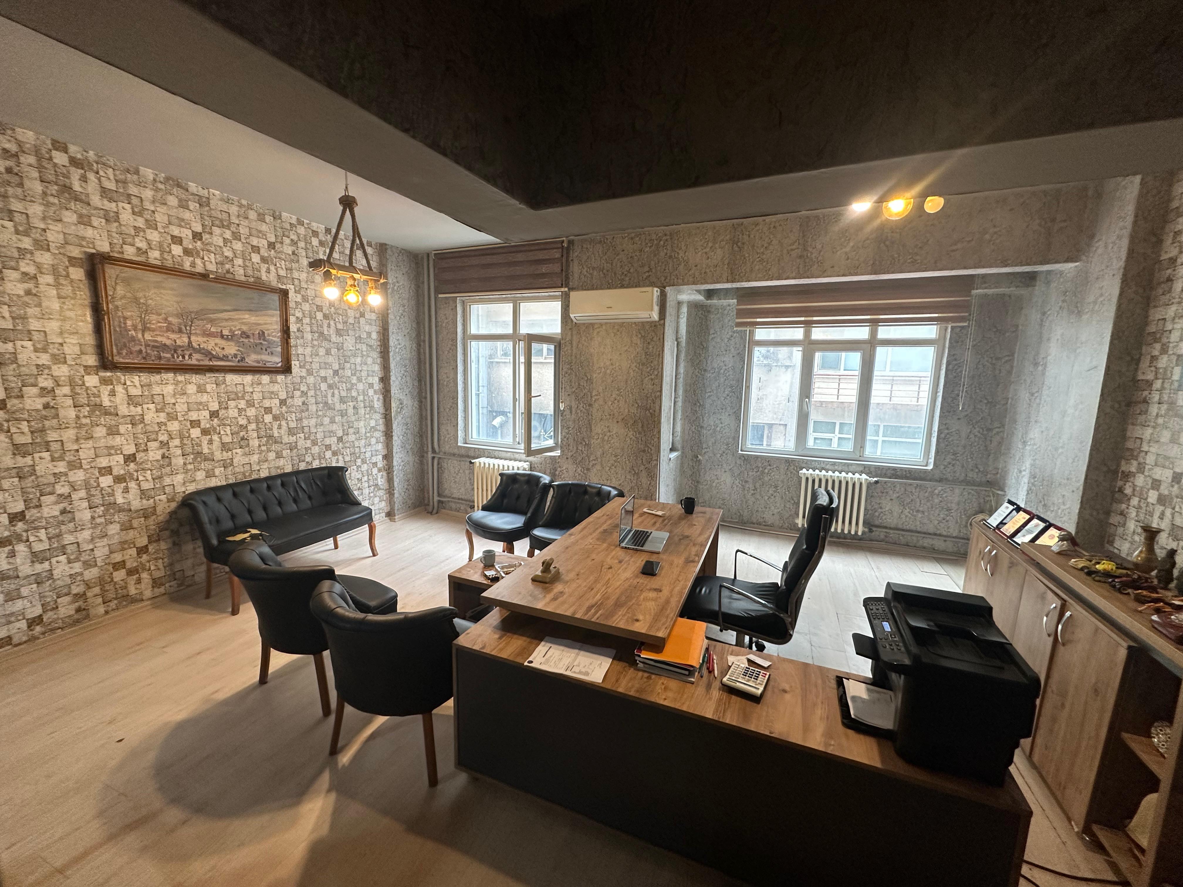 İstiklal Caddesinde Yüksek Tabela Değerli 45m² Satılık Ofis