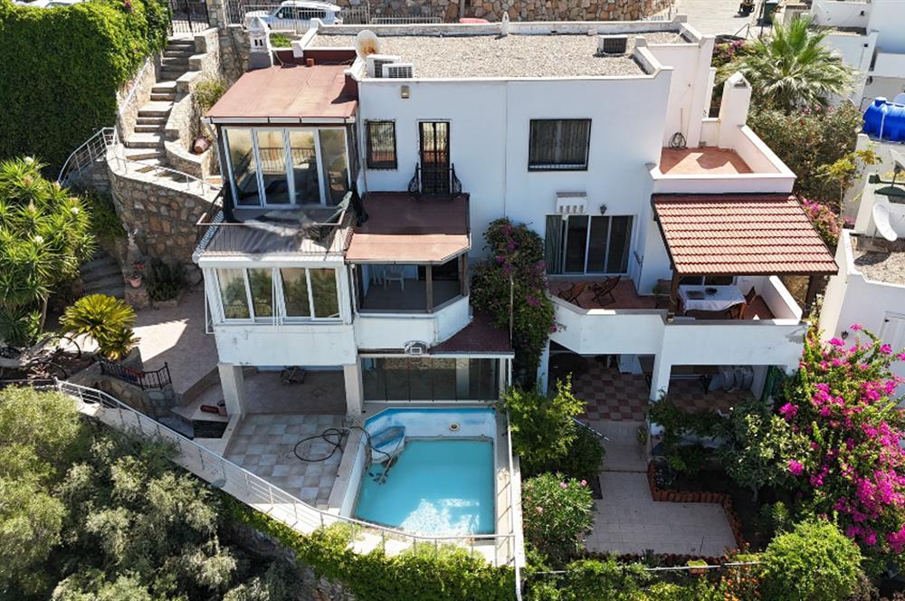 BODRUM UMURÇA MEVKİİNDE KALE VE DENİZ MANZARALI MÜSTAKİL VİLLA