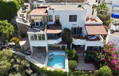 BODRUM UMURÇA MEVKİİNDE KALE VE DENİZ MANZARALI MÜSTAKİL VİLLA
