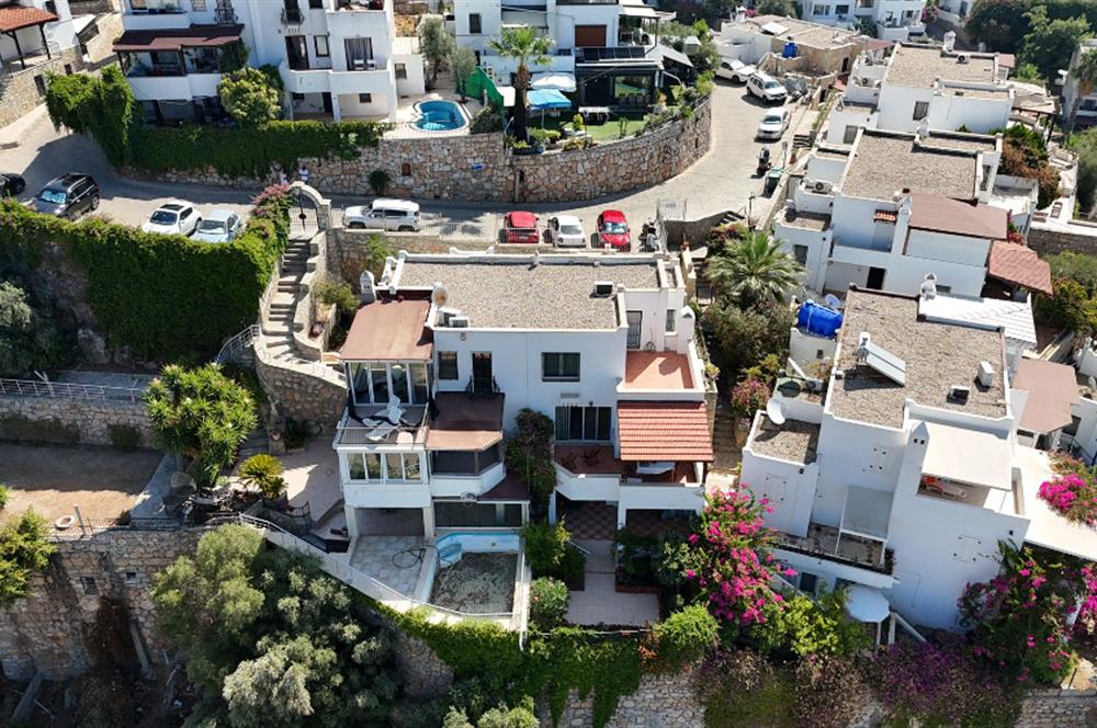 BODRUM UMURÇA MEVKİİNDE KALE VE DENİZ MANZARALI MÜSTAKİL VİLLA