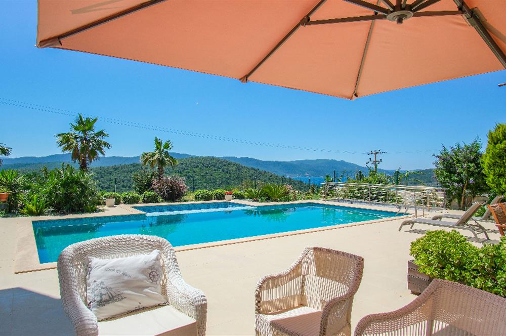 Adabükü Panoramik Deniz ve Koy Manzaralı Satılık Müstakil Villa