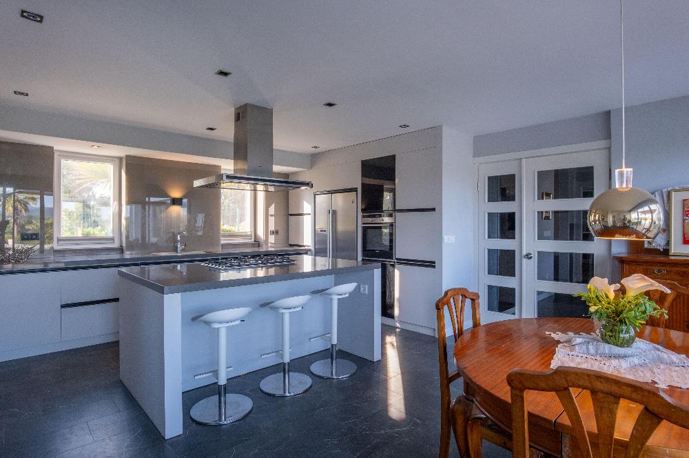 Adabükü Panoramik Deniz ve Koy Manzaralı Satılık Müstakil Villa