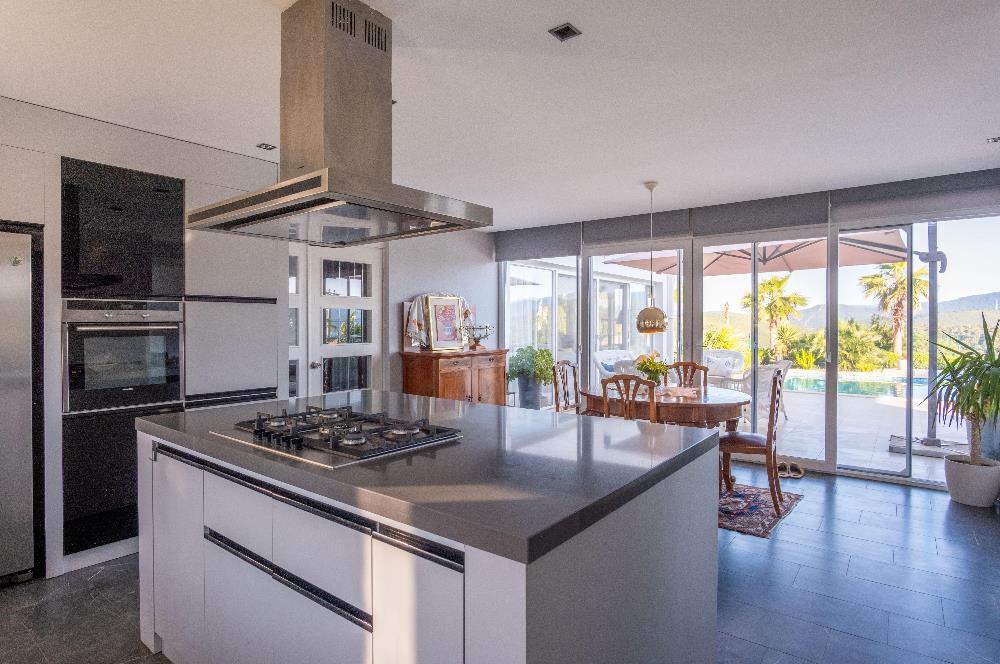 Adabükü Panoramik Deniz ve Koy Manzaralı Satılık Müstakil Villa