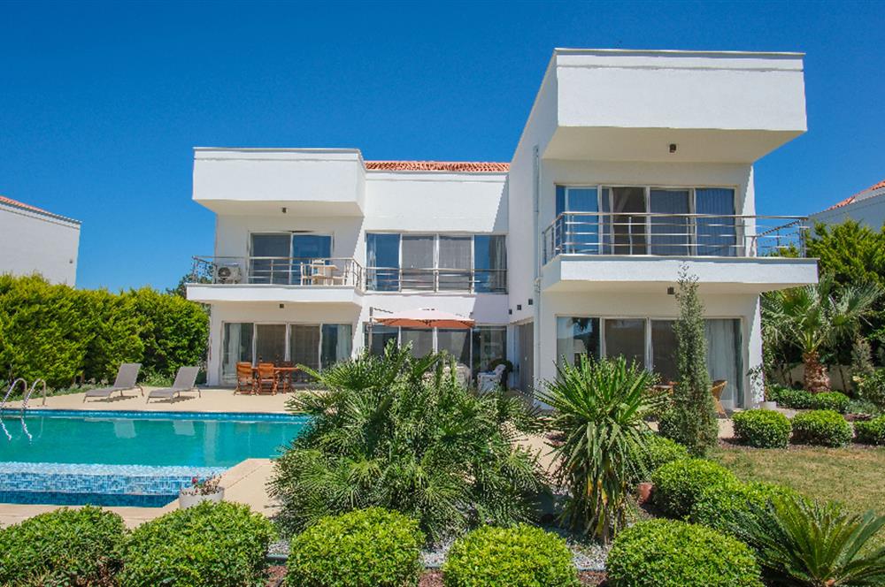 Adabükü Panoramik Deniz ve Koy Manzaralı Satılık Müstakil Villa