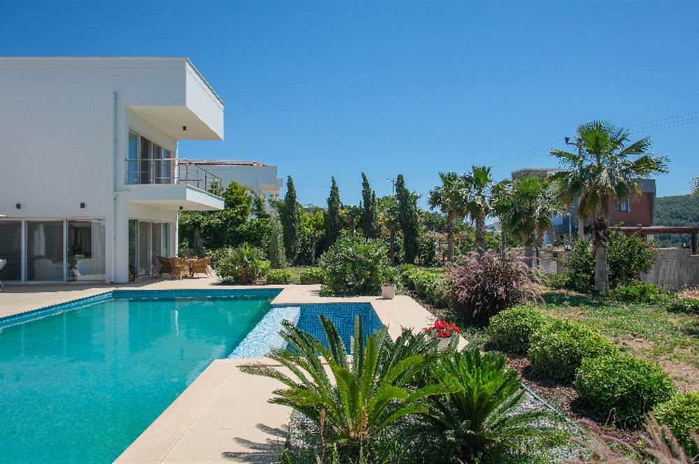 Adabükü Panoramik Deniz ve Koy Manzaralı Satılık Müstakil Villa