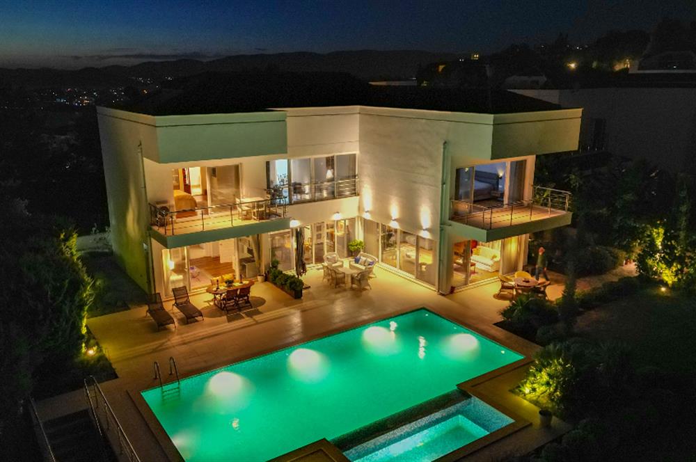 Adabükü Panoramik Deniz ve Koy Manzaralı Satılık Müstakil Villa