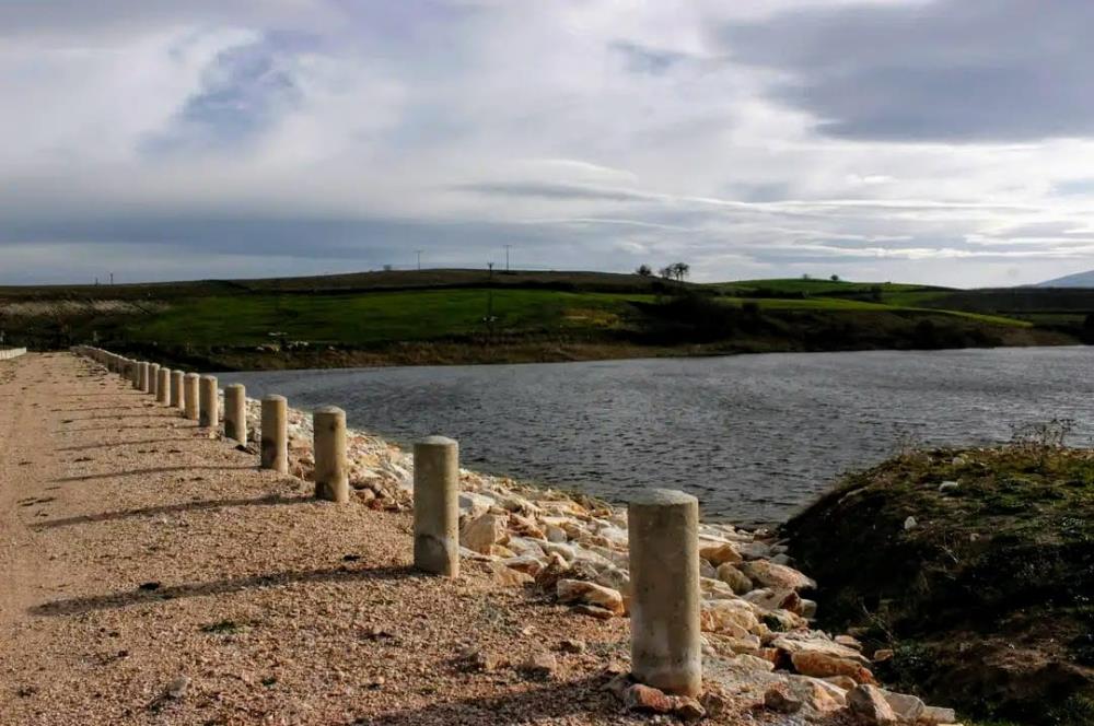 C21 LOCA'DAN SUSURLUK MURADİYE'DE BARAJ KENARI MANZARALI TARLA