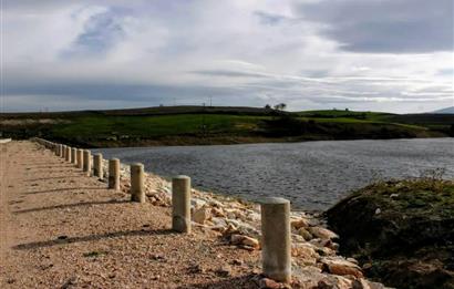 C21 LOCA'DAN SUSURLUK MURADİYE'DE BARAJ KENARI MANZARALI TARLA