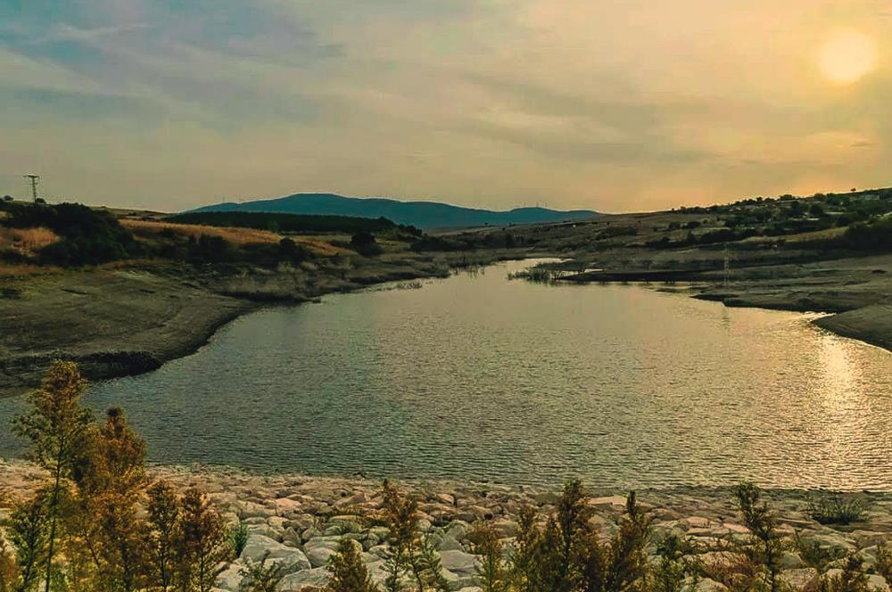 C21 LOCA'DAN SUSURLUK MURADİYE'DE BARAJ KENARI MANZARALI TARLA