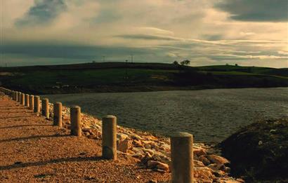 C21 LOCA'DAN SUSURLUK MURADİYE'DE BARAJ KENARI MANZARALI TARLA
