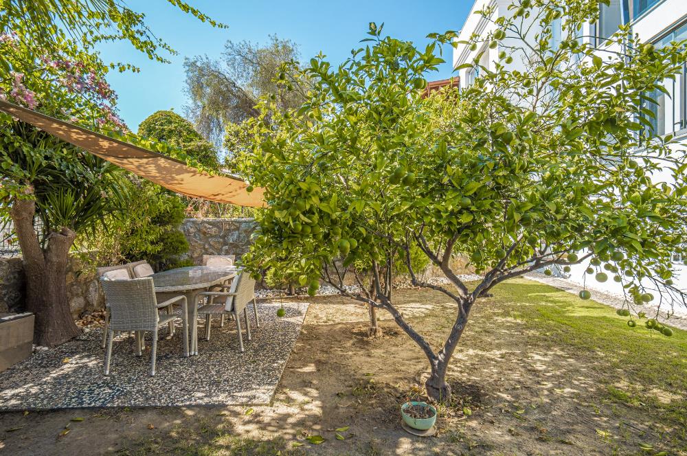 Bodrum Umurca'da Deniz Manzaralı Özel Bahçeli Satılık 3+1 Villa