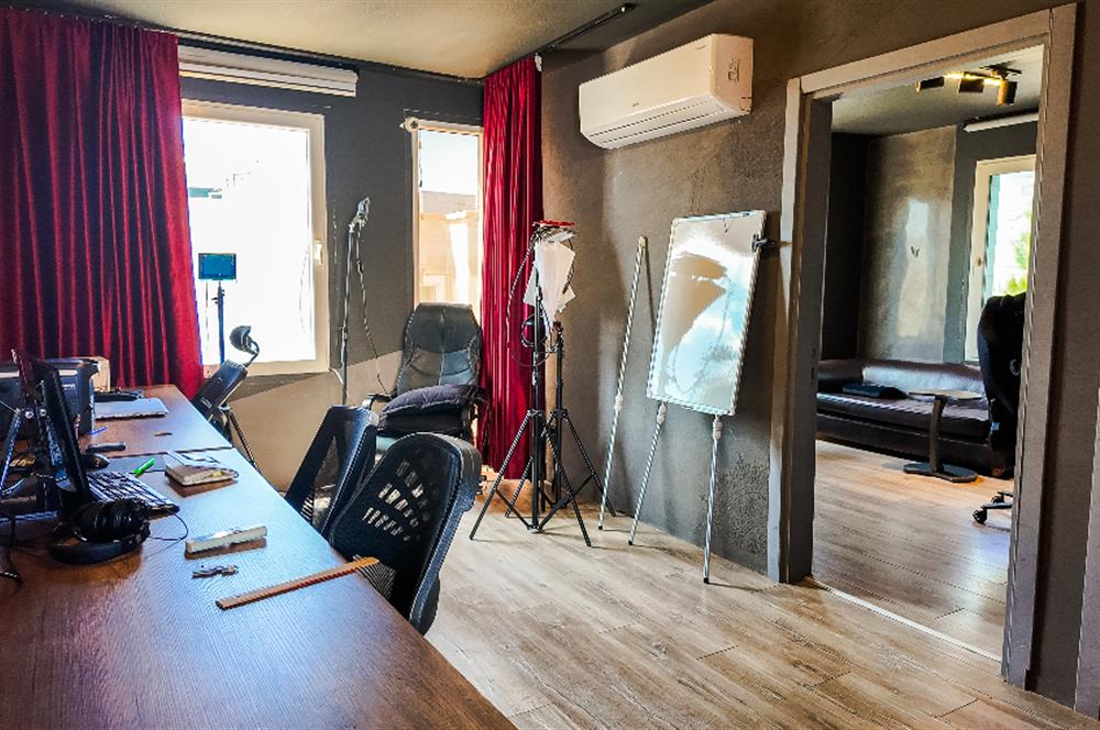 BODRUM KONACIKTA ANA CADDEYE YAKIN SATILIK 1+1 OFİS