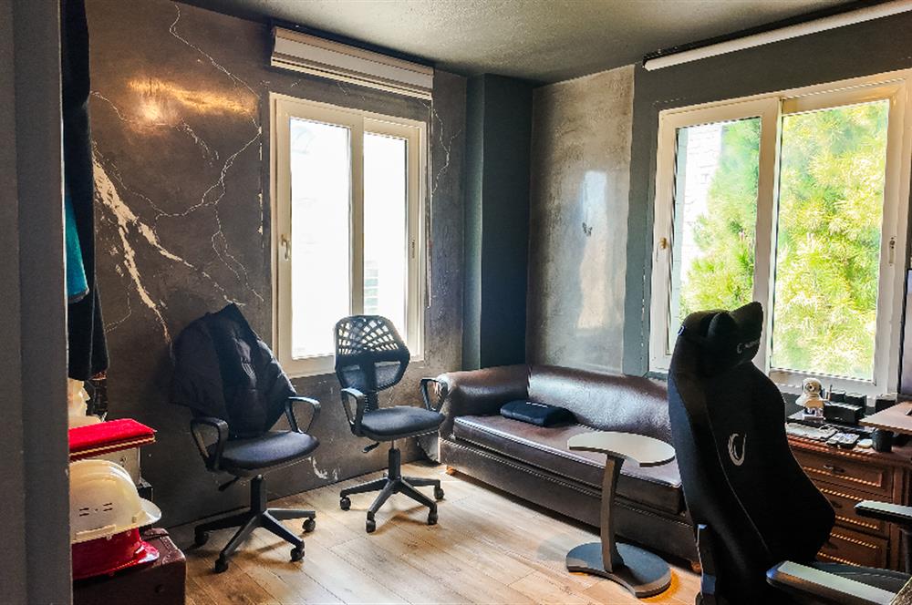 BODRUM KONACIKTA ANA CADDEYE YAKIN SATILIK 1+1 OFİS