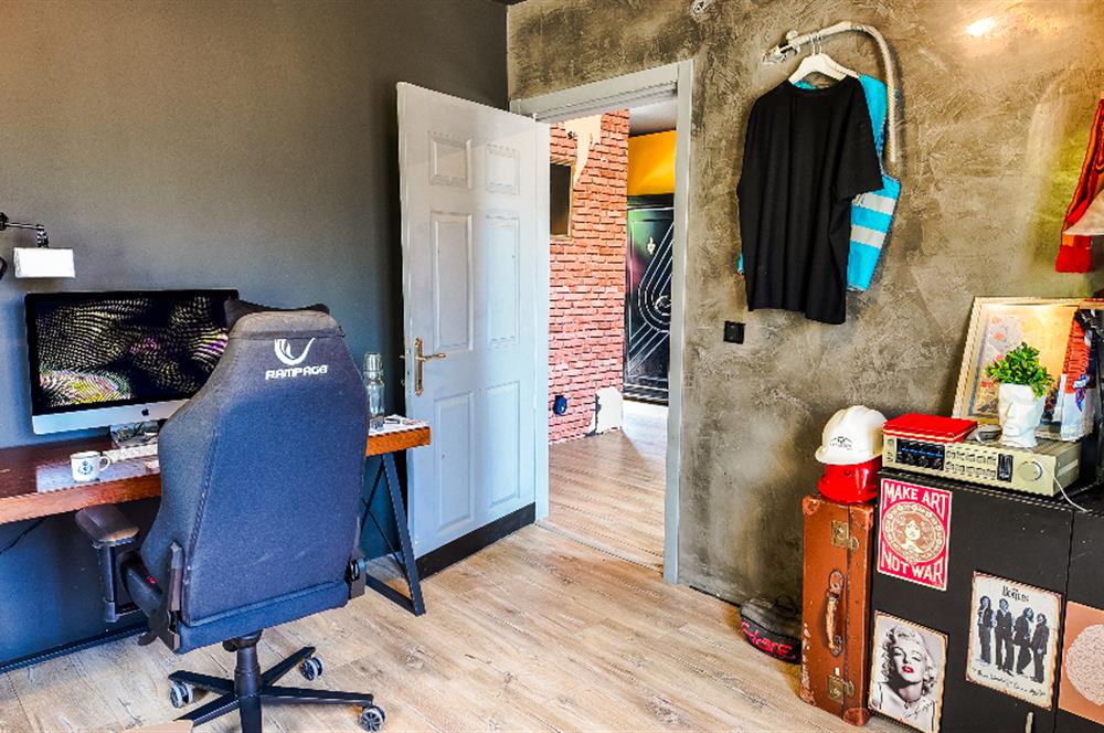 BODRUM KONACIKTA ANA CADDEYE YAKIN SATILIK 1+1 OFİS