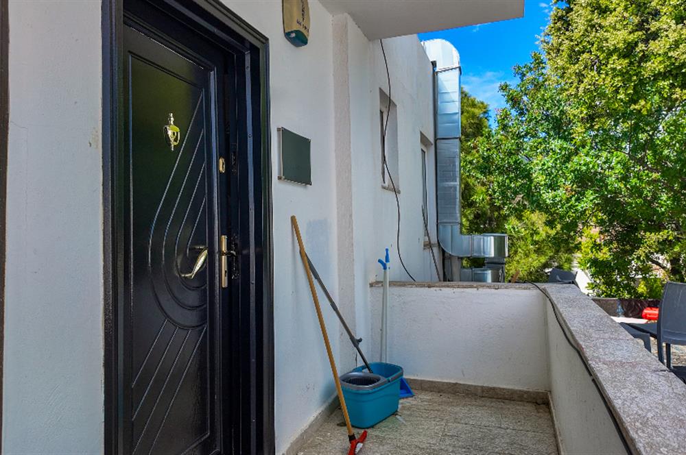 BODRUM KONACIKTA ANA CADDEYE YAKIN SATILIK 1+1 OFİS