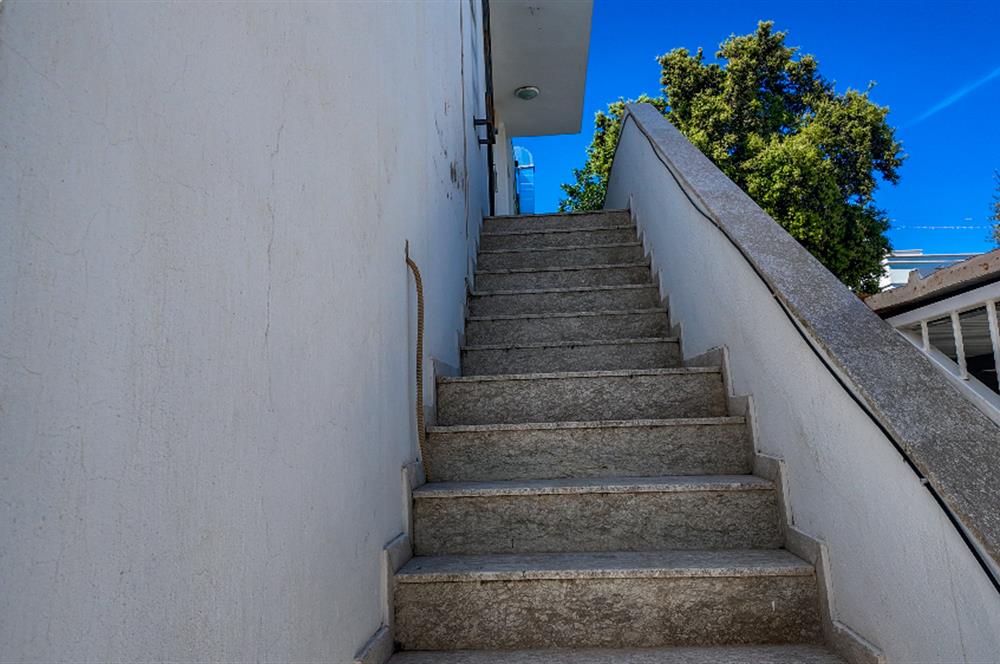 BODRUM KONACIKTA ANA CADDEYE YAKIN SATILIK 1+1 OFİS