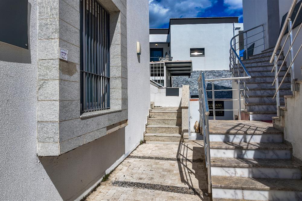 BODRUM KONACIKTA ANA CADDEYE YAKIN SATILIK 1+1 OFİS