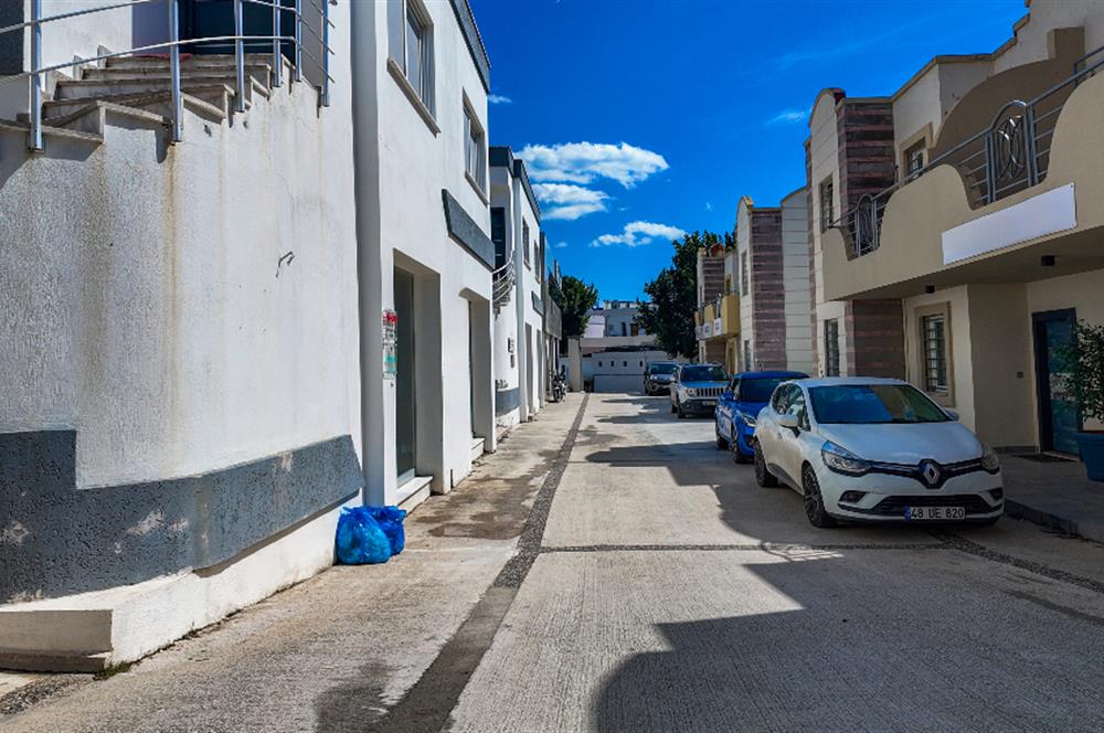 BODRUM KONACIKTA ANA CADDEYE YAKIN SATILIK 1+1 OFİS