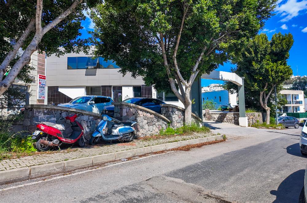 BODRUM KONACIKTA ANA CADDEYE YAKIN SATILIK 1+1 OFİS