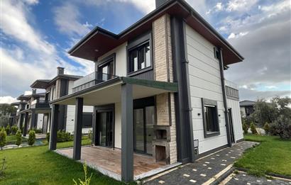 GÜRE'DE BUTİK SİTEDE DOĞA MANZARALI BAHÇESİ OLAN VİLLA