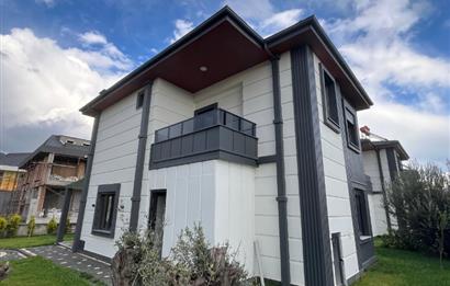 GÜRE'DE BUTİK SİTEDE DOĞA MANZARALI BAHÇESİ OLAN VİLLA