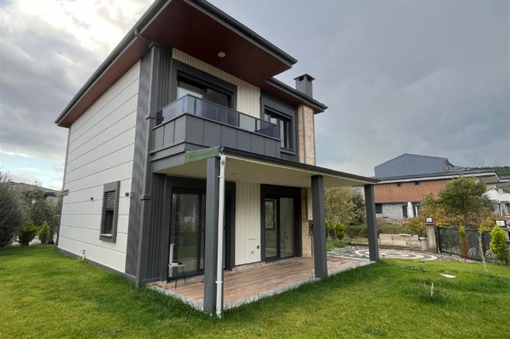 GÜRE'DE BUTİK SİTEDE DOĞA MANZARALI BAHÇESİ OLAN VİLLA