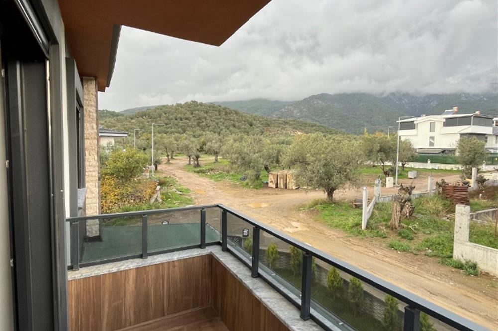 GÜRE'DE BUTİK SİTEDE DOĞA MANZARALI BAHÇESİ OLAN VİLLA