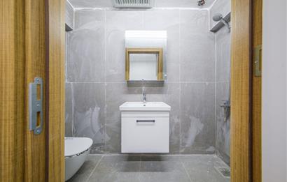 Çağlayan Vatan Caddesinde reklam değeri yüksek satılık dükkan. 