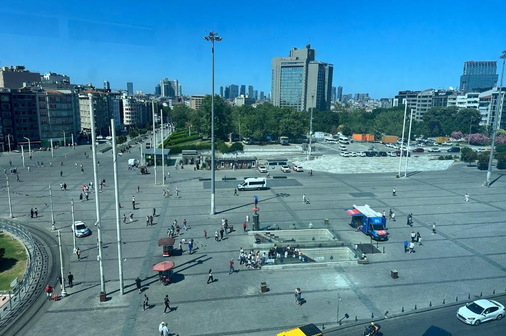 TAKSİM MEYDANINDA KİRALIK NEZİH BİR OFİS