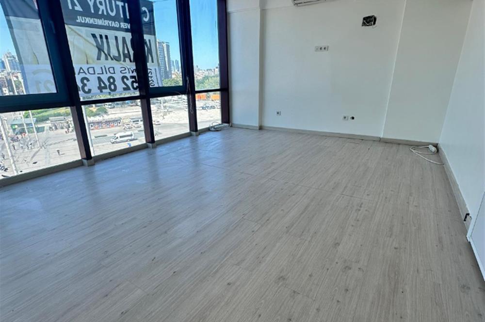 TAKSİM MEYDANINDA KİRALIK NEZİH BİR OFİS