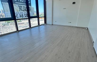 TAKSİM MEYDANINDA KİRALIK NEZİH BİR OFİS