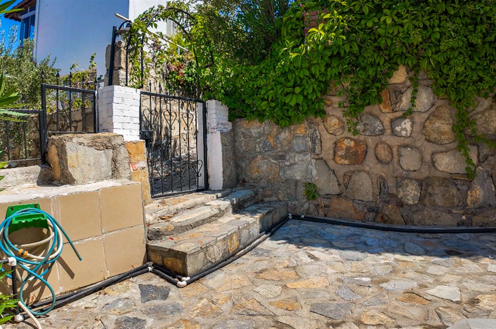 Boğaziçi Gümüşkum Sitesinde Kiralık Müstakil Tripleks Villa