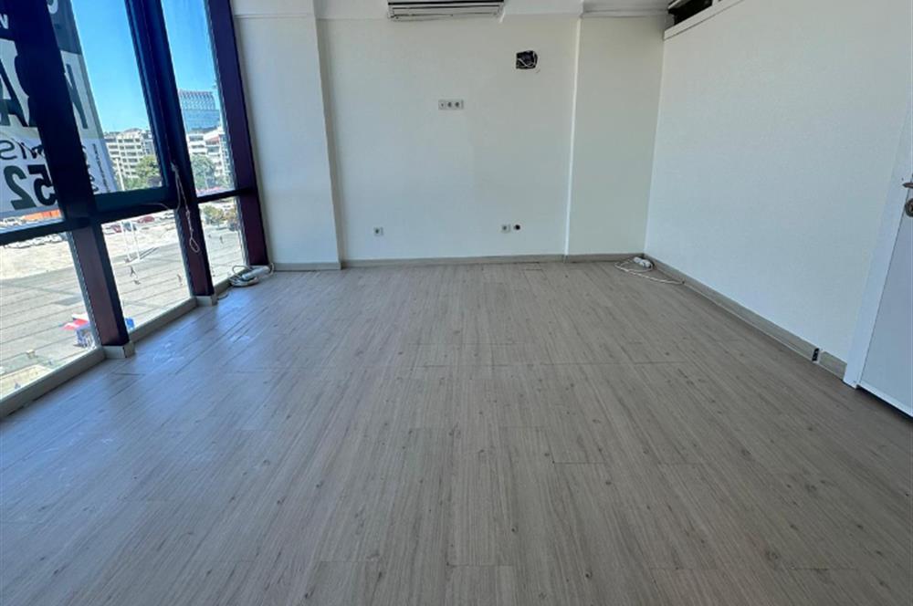 TAKSİM MEYDANINDA KİRALIK NEZİH BİR OFİS