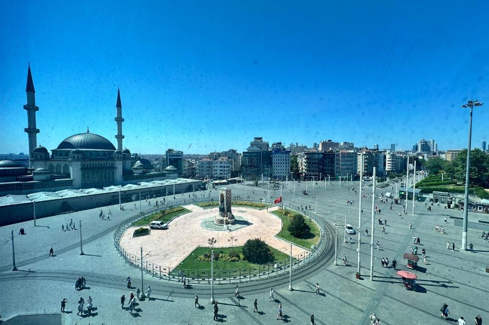 TAKSİM MEYDANINDA KİRALIK NEZİH BİR OFİS