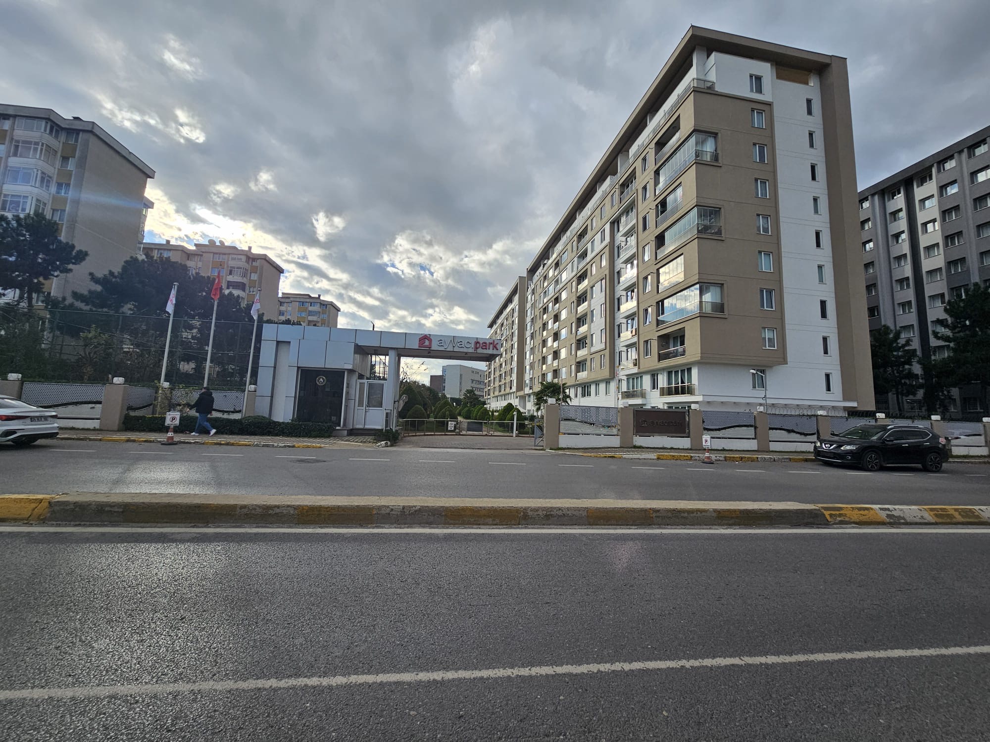 AYVACI PARK SİTESİ KAPALI MUTFAKLI EBEVEYN BANYOLU GENİŞ 2+1