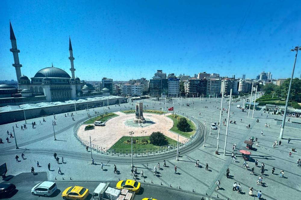 TAKSİM MEYDANINDA KİRALIK NEZİH BİR OFİS