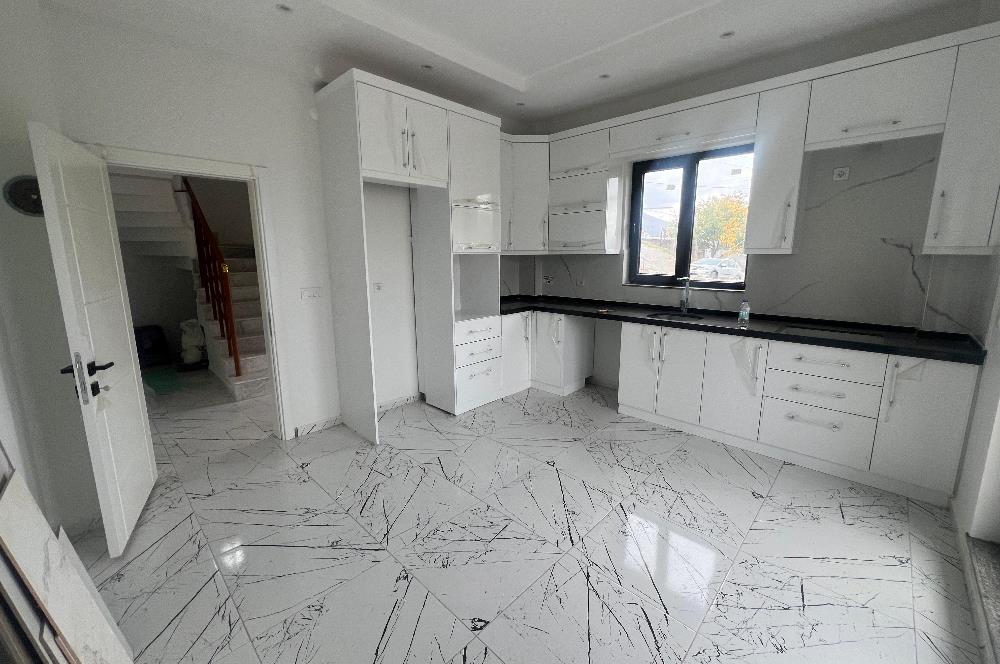 C21 BAL 'DAN GÖKÇEYAZI KÖSEAĞALAR'DA SATILIK BAHÇELİ LÜKS VİLLA