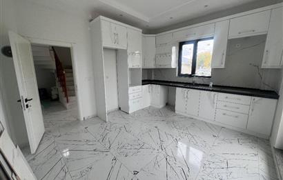 C21 BAL 'DAN GÖKÇEYAZI KÖSEAĞALAR'DA SATILIK BAHÇELİ LÜKS VİLLA