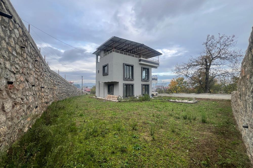 C21 BAL 'DAN GÖKÇEYAZI KÖSEAĞALAR'DA SATILIK BAHÇELİ LÜKS VİLLA