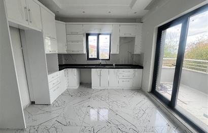 C21 BAL 'DAN GÖKÇEYAZI KÖSEAĞALAR'DA SATILIK BAHÇELİ LÜKS VİLLA