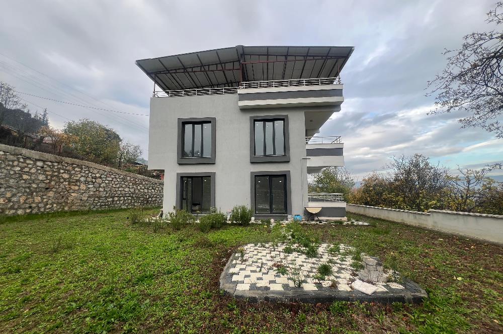 C21 BAL 'DAN GÖKÇEYAZI KÖSEAĞALAR'DA SATILIK BAHÇELİ LÜKS VİLLA