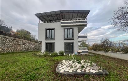 C21 BAL 'DAN GÖKÇEYAZI KÖSEAĞALAR'DA SATILIK BAHÇELİ LÜKS VİLLA