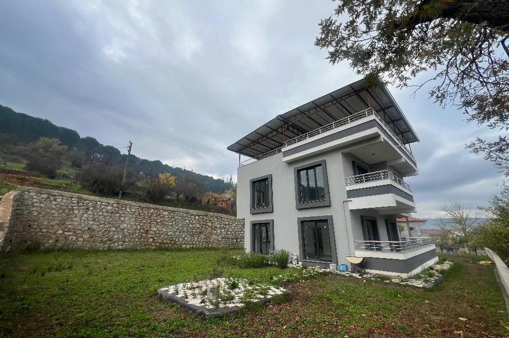 C21 BAL 'DAN GÖKÇEYAZI KÖSEAĞALAR'DA SATILIK BAHÇELİ LÜKS VİLLA