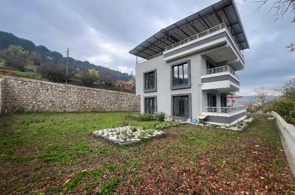 C21 BAL 'DAN GÖKÇEYAZI KÖSEAĞALAR'DA SATILIK BAHÇELİ LÜKS VİLLA