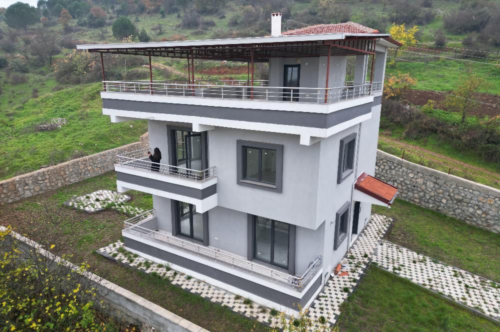 C21 BAL 'DAN GÖKÇEYAZI KÖSEAĞALAR'DA SATILIK BAHÇELİ LÜKS VİLLA