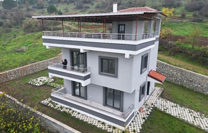 C21 BAL 'DAN GÖKÇEYAZI KÖSEAĞALAR'DA SATILIK BAHÇELİ LÜKS VİLLA